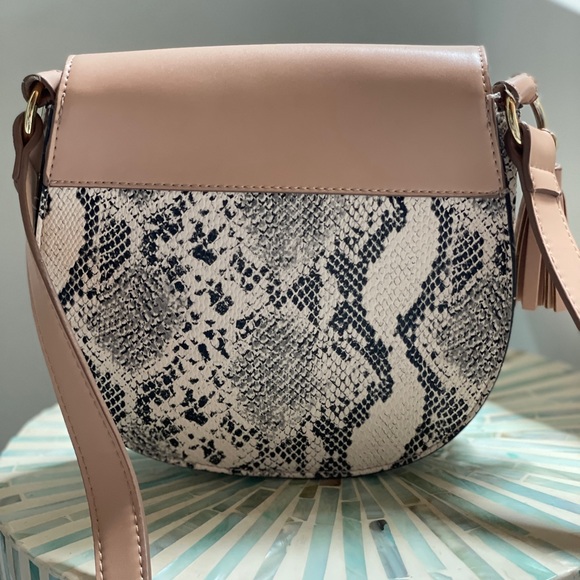 Cute neutral bag with tassel - Picture 3 of 3